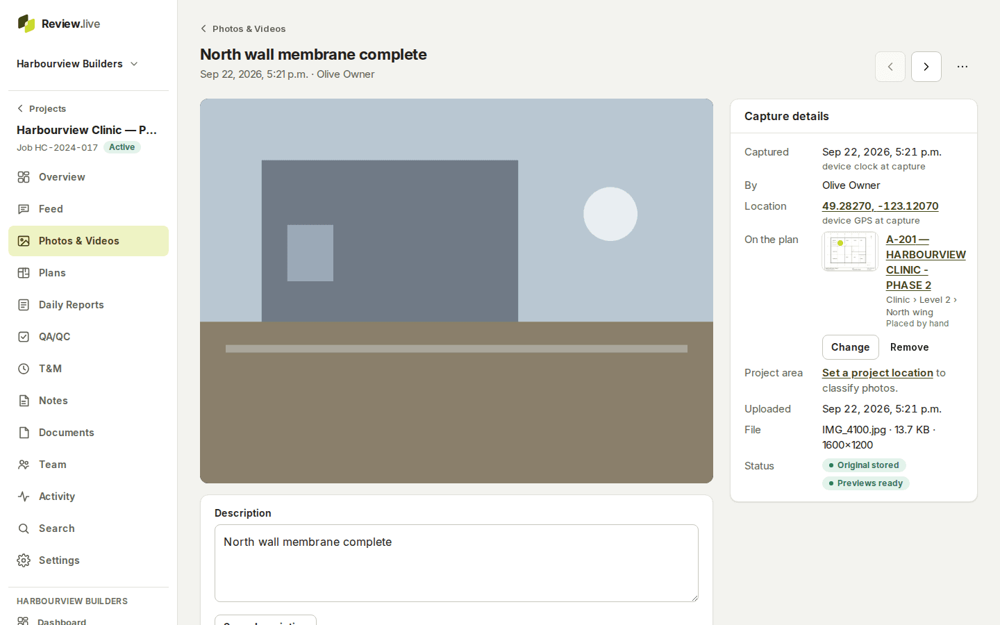 A photo's page on a desktop: the photograph with previous and next, its capture details — time and source, who, GPS position, the sheet it is placed on, the project area, upload time, file name and size — and the description and conversation below.